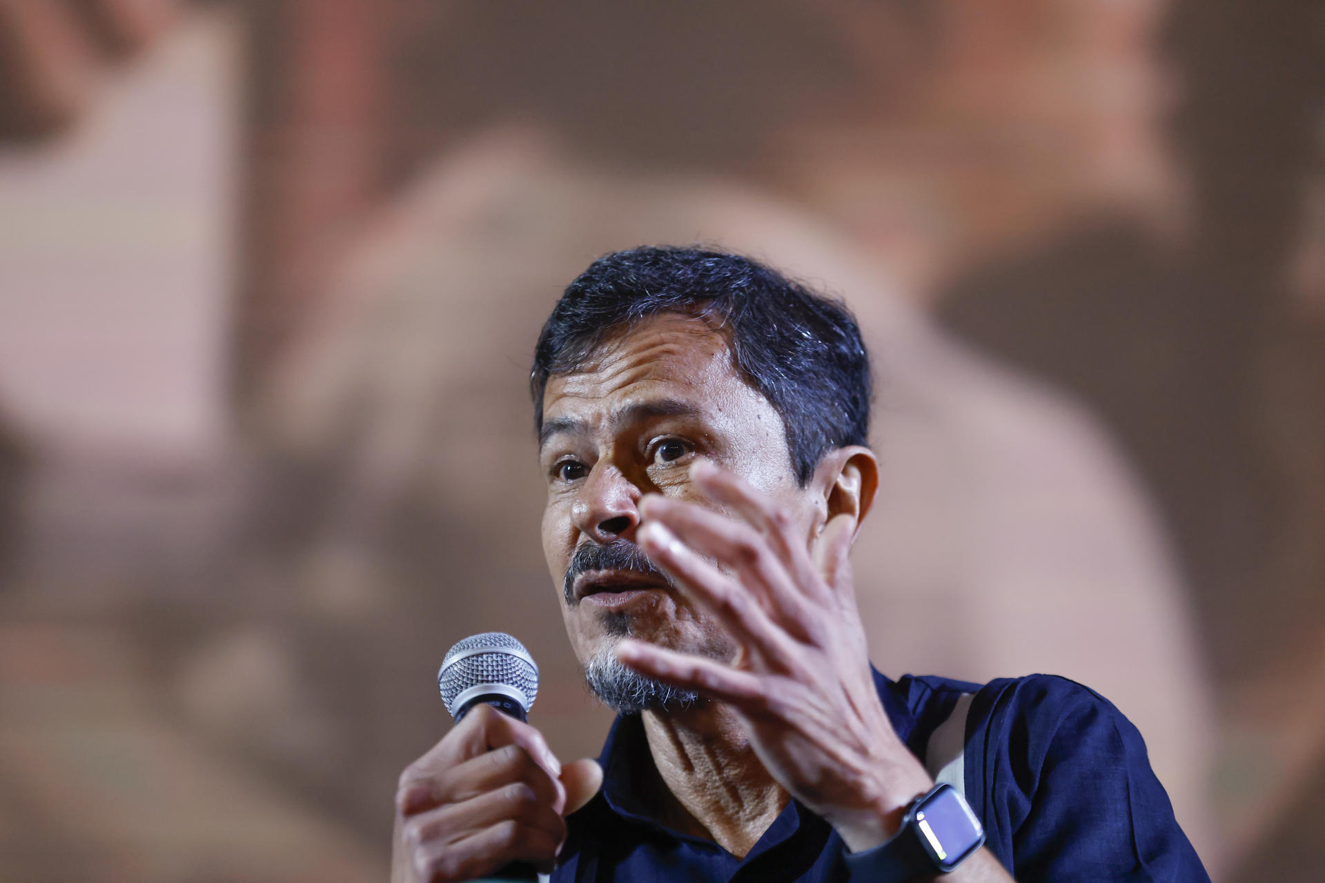 El actor mexicano Gustavo Sánchez Parra habla durante el master class '25 Años de Amores Perros' este sábado, en la Universidad de Guadalajara, en Puerto Vallarta (México). EFE/ Francisco Guasco