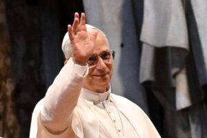 El Papa León XIV saluda a los fieles de las ocho diócesis de la región italiana de Umbría en la Basílica de San Pedro durante la celebración eucarística del Jubileo Regional de la Peregrinación, Ciudad del Vaticano, 13 de septiembre de 2025. (Papa) EFE/EPA/MAURIZIO BRAMBATTI
//////////
Vatican City (Vatican City State (Holy See)), 13/09/2025.- Pope Leo XIV greets the faithful from the eight dioceses of the Italian region of Umbria in St. Peter's Basilica during the Eucharistic celebration of the regional Jubilee Pilgrimage, Vatican City, 13 September 2025. (Papa) EFE/EPA/MAURIZIO BRAMBATTI