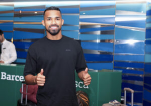 El jugador venezolano Yangel Herrera este domingo a su llegada a San Sebastián, procedente de Girona, para firmar su nuevo contrato como jugador de la Real Sociedad. EFE/Javi Colmenero