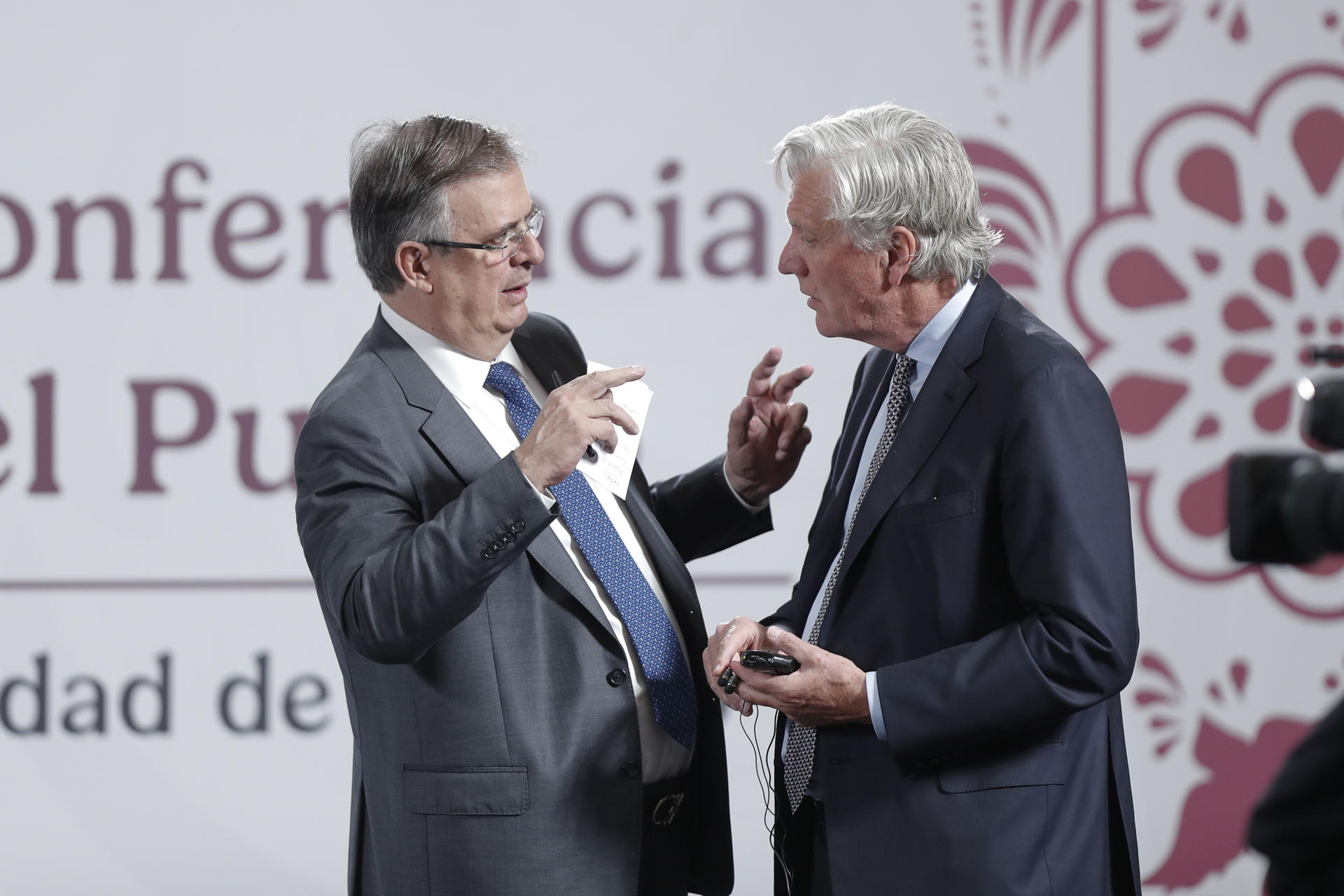 El secretario de Economía, Marcelo Ebrard (i), habla con el director de operaciones de CloudHQ, Keith Patrick Harney, durante en una rueda de prensa este jueves en el Palacio Nacional de Ciudad de México (México). EFE/ Isaac Esquivel
