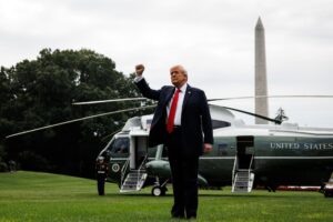 El presidente de EE.UU. Donald Trump gesticula mientras camina hacia el Marine One después de hablar con los periodistas antes de partir hacia Nueva York para presenciar la final del US Open entre el español Carlos Alcaraz y el italiano Jannik Sinner. EFE/SAMUEL CORUM / POOL