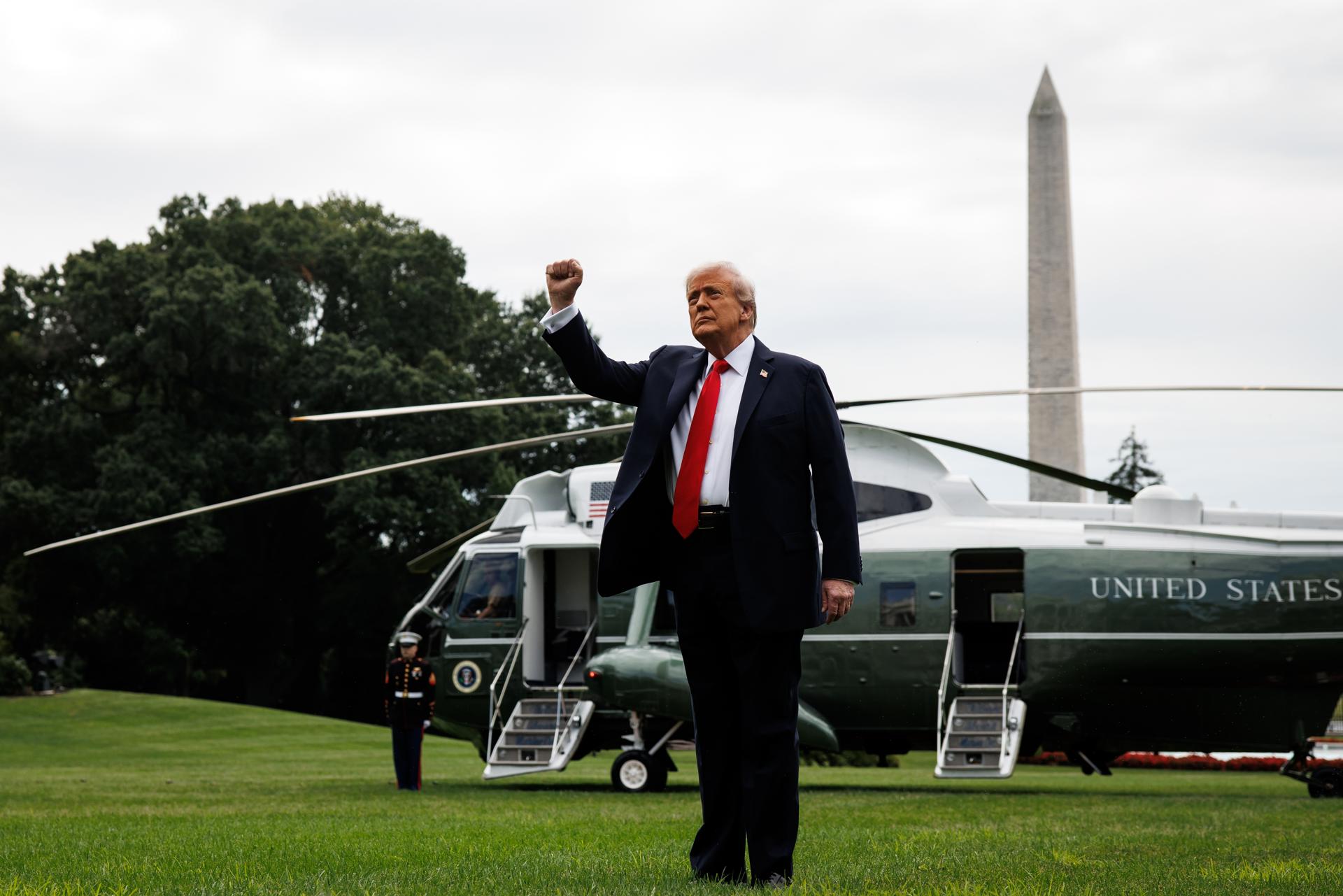 El presidente de EE.UU. Donald Trump gesticula mientras camina hacia el Marine One después de hablar con los periodistas antes de partir hacia Nueva York para presenciar la final del US Open entre el español Carlos Alcaraz y el italiano Jannik Sinner. EFE/SAMUEL CORUM / POOL
