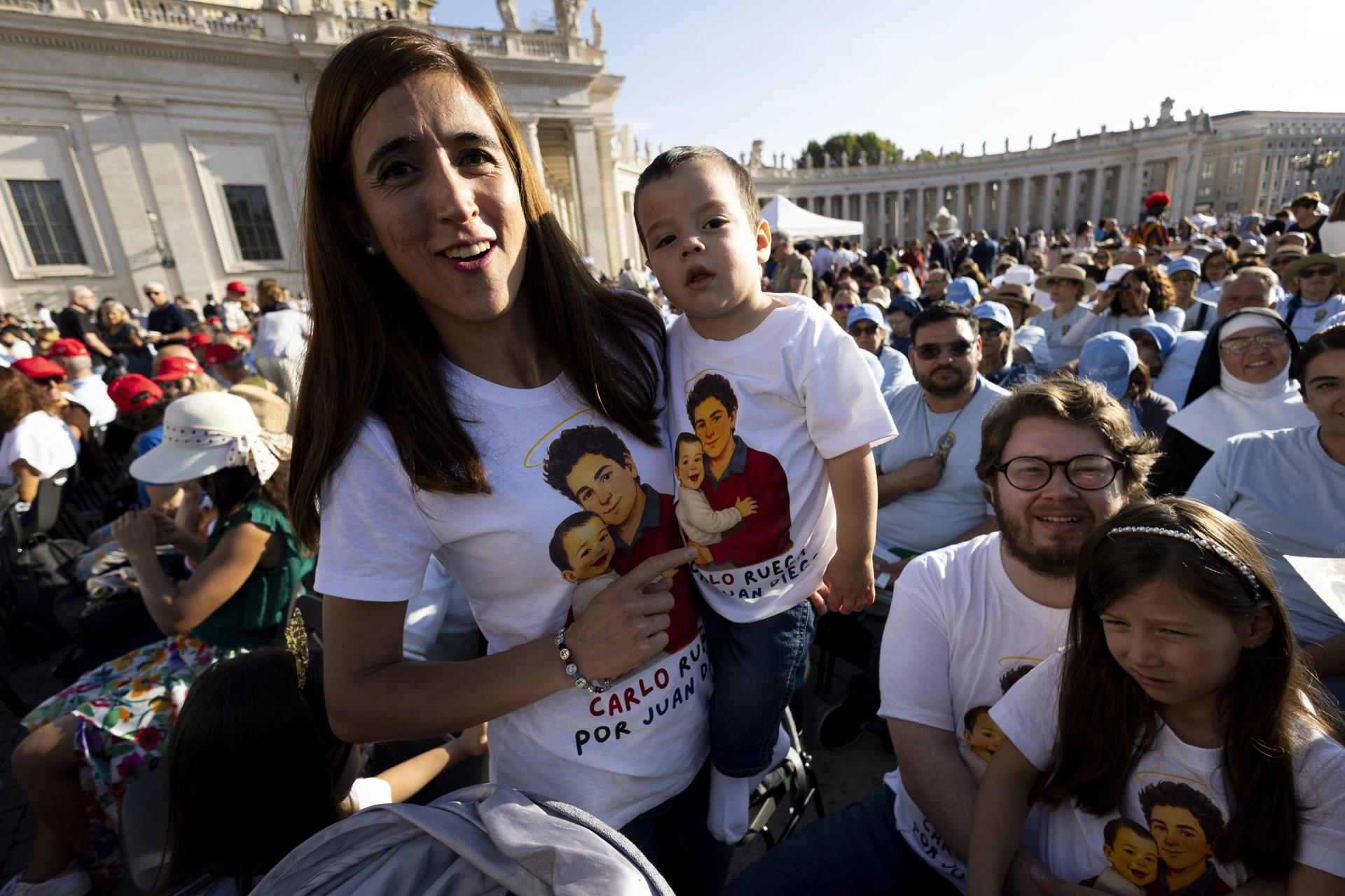 Los peregrinos se reúnen en la Plaza de San Pedro para la canonización de Carlo Acutis y Piergiorgio Frassati, en el Vaticano, el 7 de septiembre de 2025.
EFE/EPA/MASSIMO PERCOSSI
PERCOSSI