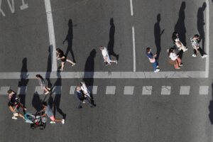 Varios peatones cruzan un paso de cebra en el centro de Madrid. EFE/Mariscal