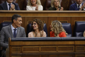 (De i a d) El presidente del Gobierno, Pedro Sánchez; la vicepresidenta primera y ministra de Hacienda, María Jesús Montero, y la vicepresidenta tercera y ministra de Trabajo, Yolanda Díaz, este miércoles, durante la primera sesión de control del nuevo período de sesiones en el Congreso de los Diputados en Madrid. EFE/ J.J. Guillén