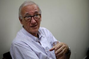 Fotografía de archivo, tomada en enero de 2019, del jesuita español José María Tojeira, sacerdote católico y quien fuera el director del Instituto de Derechos Humanos de la Universidad Centroamericana (UCA), durante una entrevista con EFE, en San Salvador (El Salvador). EFE/Rodrigo Sura
