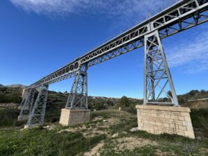 Investigadores de varias universidades españolas han desvelado los mecanismos ocultos que explican por qué algunos puentes, en concreto los de celosía de acero, resisten y no se derrumban cuando se ven afectados por eventos catastróficos. En la foto, un puente de hierro. Imagen facilitada por la Universitat Politècnica de València.