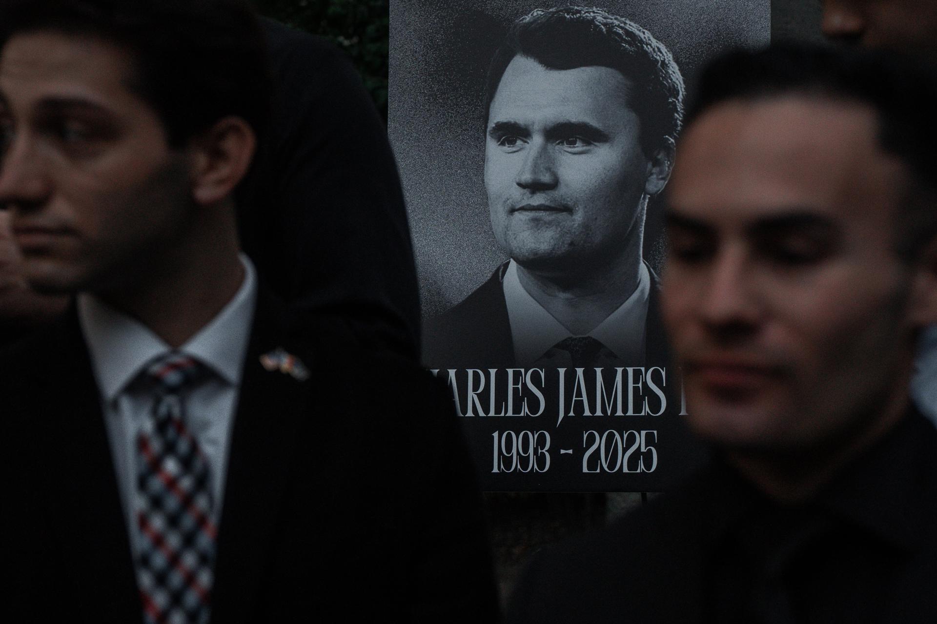 Miembros del Club de Jóvenes Republicanos de Nueva York asisten a una vigilia en memoria del activista conservador estadounidense y fundador de Turning Point USA, Charley Kirk, en la ciudad de Nueva York, EE. UU., el 12 de septiembre de 2025. EFE/OLGA FEDOROVA