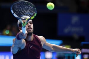 Carlos Alcaraz, en un momento de la final del Abierto de Tokio que disputó contra el estadounidense Taylor Fritz. EFE/EPA/KIYOSHI OTA