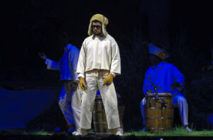 El artista puertorriqueño Bad Bunny canta durante una presentación en el Coliseo de Puerto Rico en San juan (Puerto Rico). EFE/Thais Llorca
