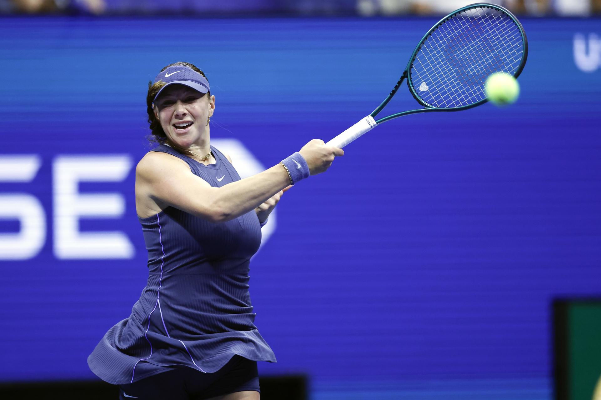 Amanda Anisimova de EE. UU. pone un revés para el punto de partido ganador contra Beatriz Haddad Mai de Brasil durante la cuarta ronda del Campeonato de Tenis Abierto de EE. UU. en el Centro Nacional de Tenis USTA Billie Jean King en Flushing Meadows, Nueva York (EE.UU.). EFE/JOHN G. MABANGLO
//////////
FLUSHING MEADOWS (United States), 02/09/2025.- Amanda Anisimova of the US puts away a forehand for the winning match point against Beatriz Haddad Mai of Brazil during the fourth round of the US Open Tennis Championships at the USTA Billie Jean King National Tennis Center in Flushing Meadows, New York, USA, 01 September 2025. The US Open tournament runs from 24 August through 07 September. (Tenis, Brasil, Nueva York) EFE/EPA/JOHN G. MABANGLO
