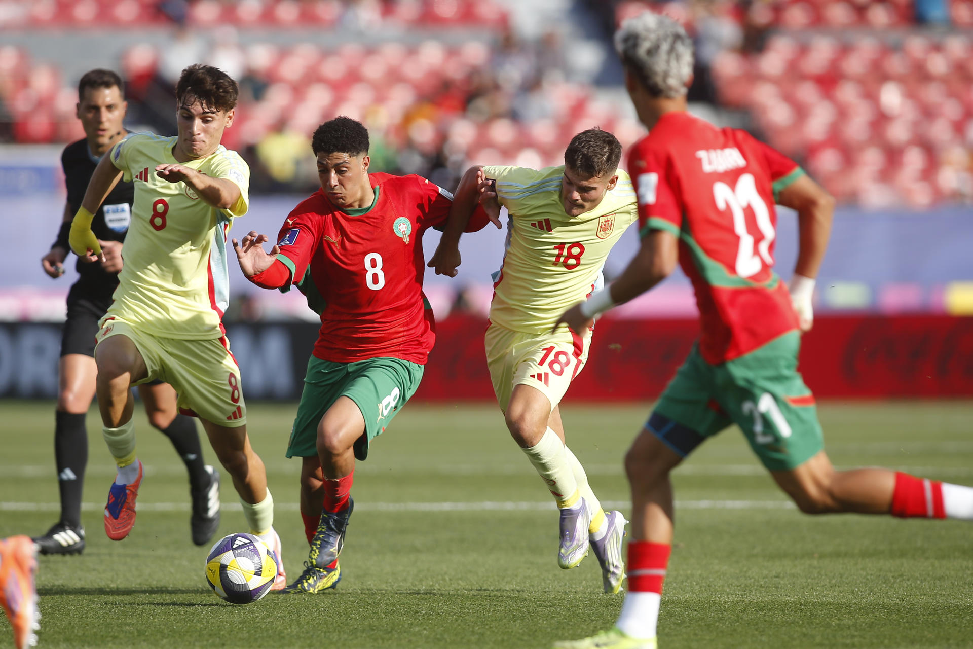 Hossam Essadak (c-i)) de Marruecos disputa el balón con Peio Canales (c-d) de España en un partido de la Copa Mundial Sub-20. EFE/Esteban Garay
