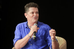 Fotografía de archivo del cantante y compositor colombiano Carlos Vives, durante una conferencia, en Cartagena (Colombia). EFE/Ricardo Maldonado