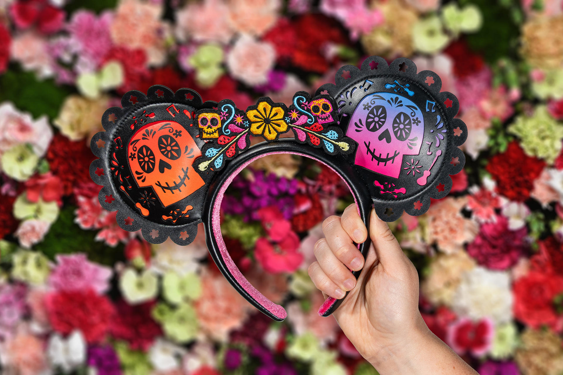 Fotografía cedida por Disney donde se muestra una de las orejas de Mickey decoradas con ornamentos de calaveras mexicanas alusivas a la película animada 'Coco' preparadas con ocasión del Mes de la Herencia Hispana y Latinoamericana en el parque temático Magic Kingdom en Walt Disney World Resort en Lake Buena Vista, Florida (EE.UU.). EFE/Disney /
