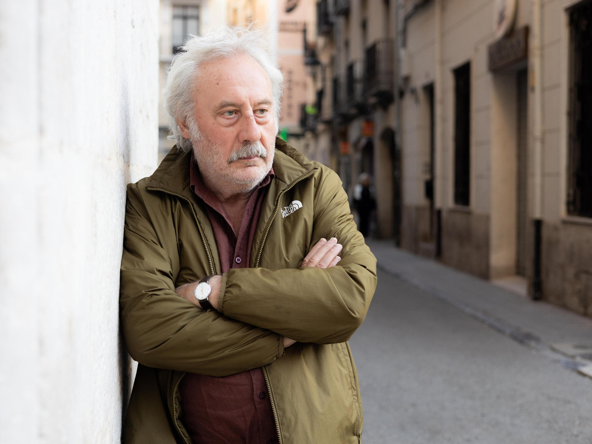 El escritor Julio Llamazares en Teruel, durante el recorrido de presentación a la prensa del libro 'El viaje de mi padre'. EFE/ Jeosm/ Editorial Alfaguara***SOLO USO EDITORIAL/SOLO DISPONIBLE PARA ILUSTRAR LA NOTICIA QUE ACOMPAÑA (CRÉDITO OBLIGATORIO)***
