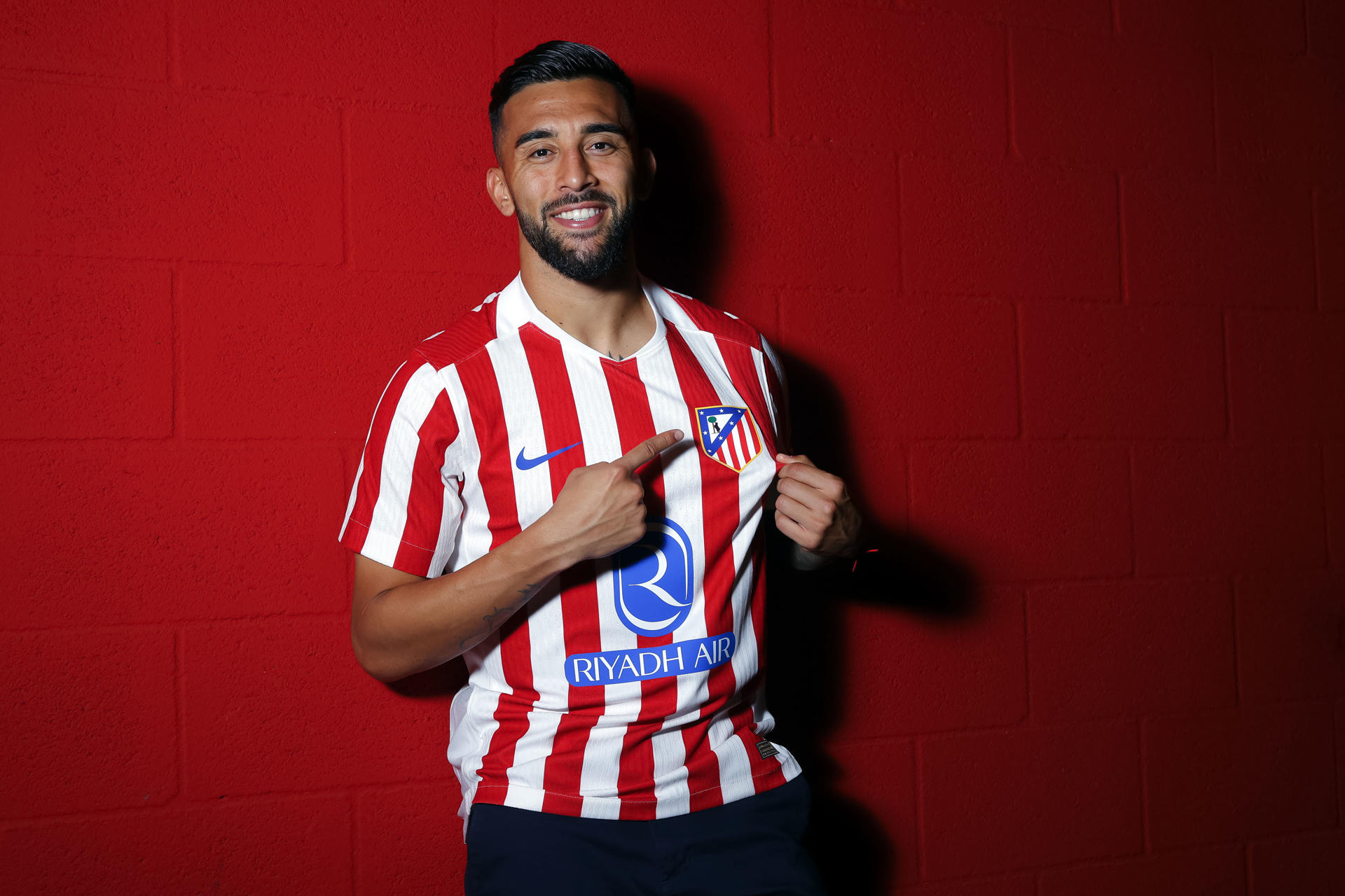Nico González posa con la camiseta del Atlético de Madrid. EFE / Atlético de Madrid.