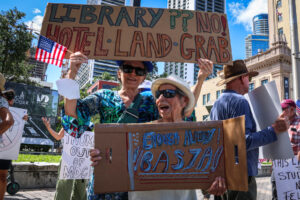 Un grupo de personas fue captado este lunes, 29 de septiembre, durante una protesta contra la construcción de la biblioteca presidencial de Donald Trump, en Miami (FL, EE.UU.). EFE/Giorgio Viera