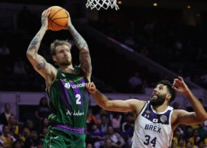 Aleksander Balcerowski (i) del Unicaja y Grant Jerrett del Utsunomiya Brex. EFE/EPA/HOW HWEE YOUNG