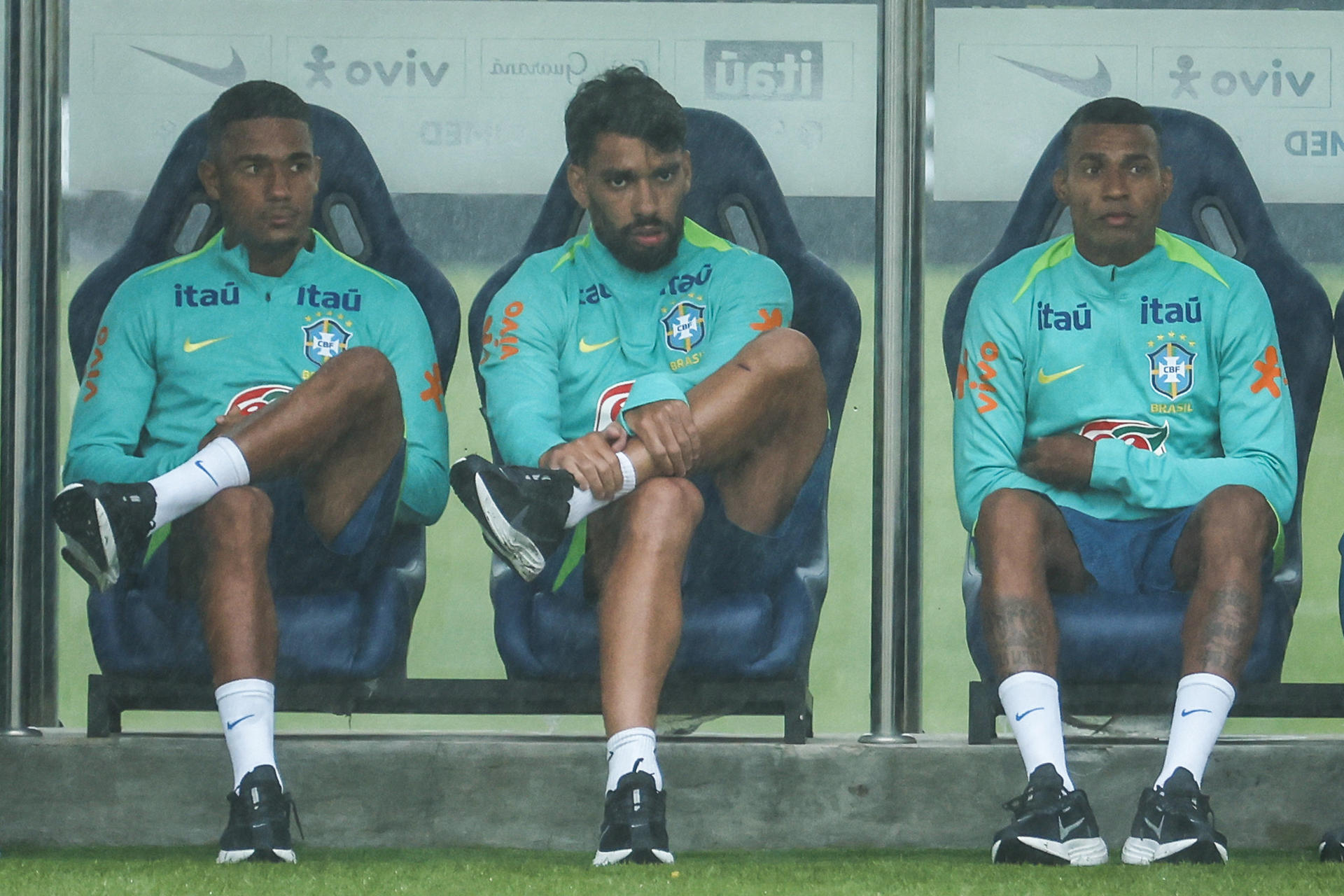 Los jugadores de la selección brasileña de fútbol, Samuel Lino (i), Lucas Paquetá (c) y Jean Lucas asisten a un entrenamiento en el complejo de fútbol Granja Comary en Teresópolis (Brasil). EFE/Antonio Lacerda