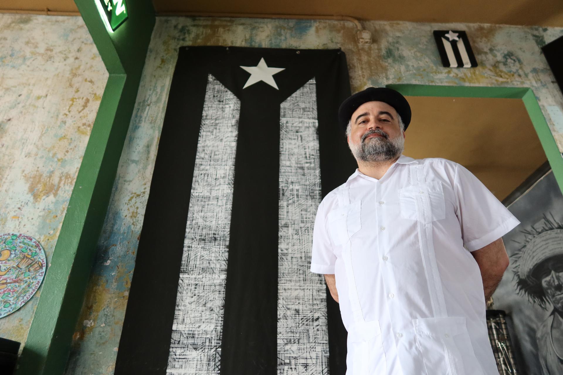 Fotografía tomada el pasado 13 de septiembre del director del documental 'Filiberto', Freddie Marrero, al posar durante una entrevista con EFE, en San Juan (Puerto Rico). EFE/Jorge Muñiz
