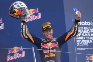 El piloto de Red Bull KTM Ajo, José Antonio Rueda de España, celebra la victoria de la carrera de Moto3 del Gran Premio de San Marino y la Riviera de Rimini en el Circuito Mundial de Misano Marco Simoncelli en Misano Adriático, Italia. EFE/EPA/DANILO DI GIOVANNI