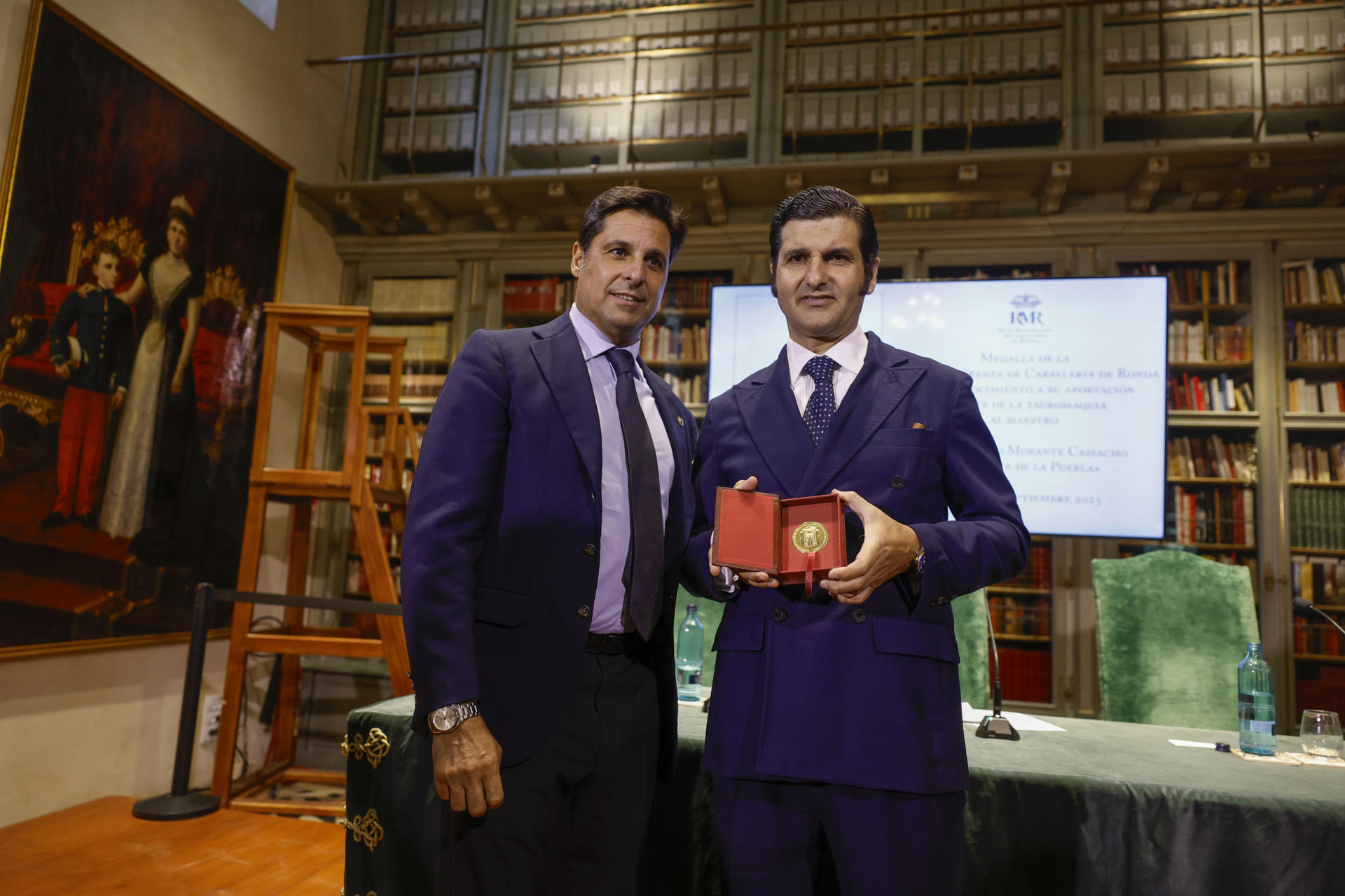 El diestro Morante de la Puebla (d) posa junto al torero retirado Francisco Rivera Ordóñez después de recibir la Medalla de la Real Maestranza de Caballería de Ronda (Málaga) en reconocimiento a su aportación a la tauromaquia, este viernes en el salón biblioteca de la institución. EFE/Jorge Zapata