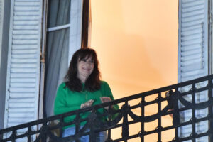 Fotografía de archivo, tomada el pasado 19 de junio, de la expresidenta argentina Cristina Fernández, al asomarse al balcón de su casa, donde purga una pena de seis años de detención domiciliaria, en Buenos Aires (Argentina). EFE/Martín Quintana