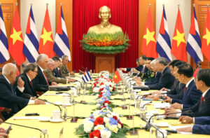Fotografía cedida por la Presidencia de Cuba de su mandatario, Miguel Díaz-Canel (3-i), participando en una reunión con el secretario general del Partido Comunista de Vietnam, To Lam (6-d) este lunes, en Hanói (Vietnam). EFE/ Alejandro Azcuy/ Presidencia de Cuba.