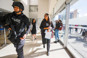 Tamia Villavicencio (c-d), hija del asesinado candidato presidencial Fernando Villavicencio, fue captada este miércoles, 3 de septiembre, al asistir a la audiencia de formulación de cargos contra los investigados como presuntos autores intelectuales del magnicidio del político, en Quito (Ecuador). EFE/José Jácome