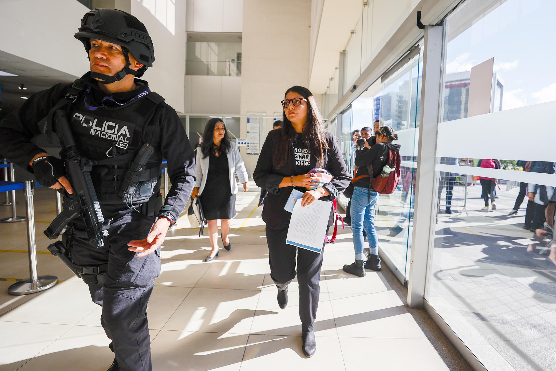 Tamia Villavicencio (c-d), hija del asesinado candidato presidencial Fernando Villavicencio, fue captada este miércoles, 3 de septiembre, al asistir a la audiencia de formulación de cargos contra los investigados como presuntos autores intelectuales del magnicidio del político, en Quito (Ecuador). EFE/José Jácome