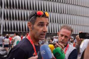 El director del conjunto alemán BORA Hansgrohe, Patxi Vila, atiende a los medios tras la disputa de la etapa, este miércoles en Bilbao. La iniciativa Gernika Palestina ha invadido un tramo de la Gran Vía de Bilbao en protesta por la participación en la Vuelta ciclista a España del equipo Israel Premier Tech y en apoyo a Palestina, por lo que ha tenido que intervenir la Ertzaintza, cambiar la línea de meta. EFE/Javier Lizón