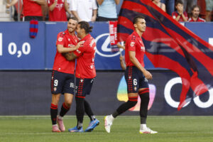El delantero de Osasuna Raul García (i), celebra su gol contra El Rayo Vallecano, durante el partido de la jornada 4 de LaLiga EA Sports, este domingo en el estadio El Sadar en Pamplona.-EFE/ Villar López