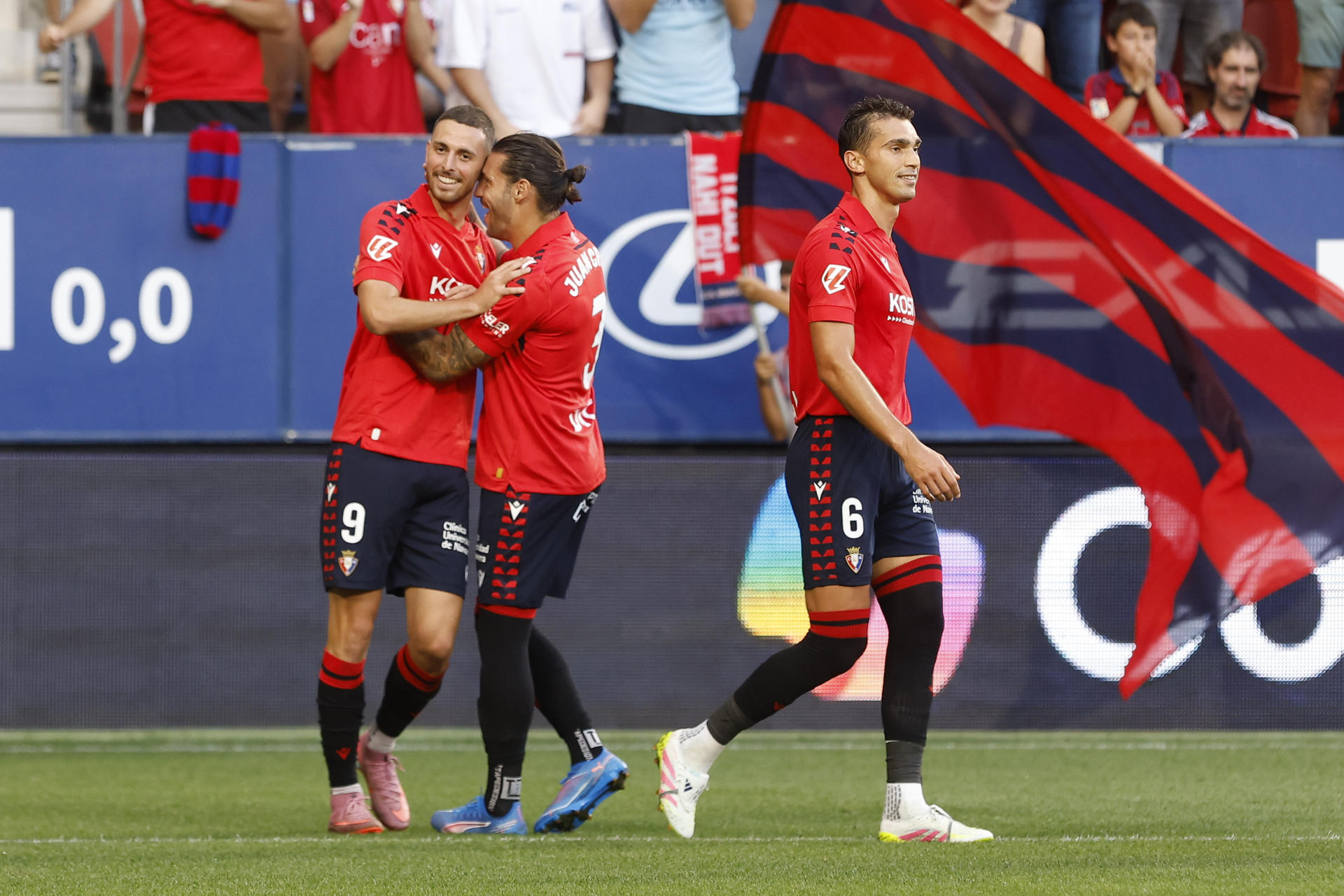 El delantero de Osasuna Raul García (i), celebra su gol contra El Rayo Vallecano, durante el partido de la jornada 4 de LaLiga EA Sports, este domingo en el estadio El Sadar en Pamplona.-EFE/ Villar López