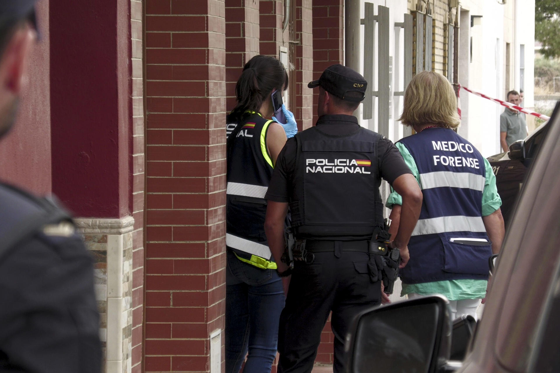 La Policía Nacional ha detenido a un hombre por la muerte de una mujer, cuyo cadáver ha sido hallado este domingo en el barrio de Valdezorras de Sevilla, un crimen confirmado como un caso de violencia machista. EFE/ David Arjona