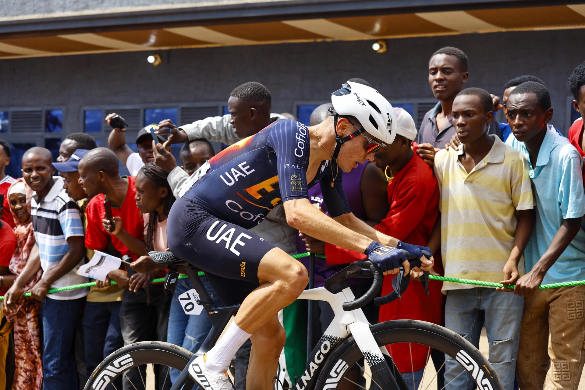 El español Juan Ayuso en la prueba de élite masculina disputada en Kigali, Ruanda. EFE/EPA/KIM LUDBROOK