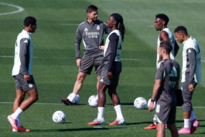 El entrenador del Real Madrid Xabi Alonso (2i) durante el entrenamiento realizado este viernes en la Ciudad Deportiva de Valdebebas, en la víspera del partido de Liga que el equipo disputa este sábado ante el Atlético de Madrid. EFE/Javier Lizón