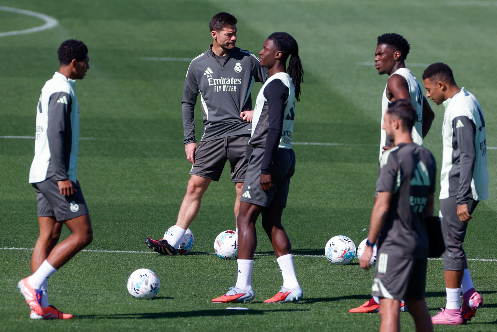 El entrenador del Real Madrid Xabi Alonso (2i) durante el entrenamiento realizado este viernes en la Ciudad Deportiva de Valdebebas, en la víspera del partido de Liga que el equipo disputa este sábado ante el Atlético de Madrid. EFE/Javier Lizón