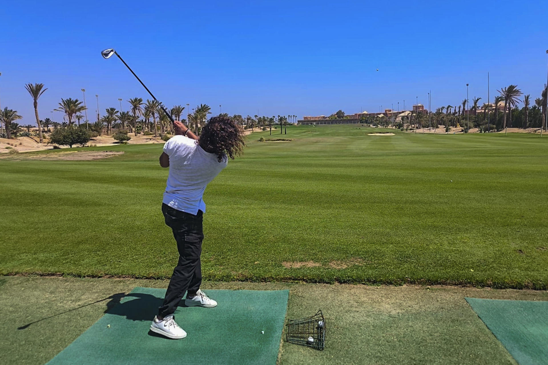 Mohamed Kahoul, director de la Academia de Golf de Somabay y antiguo miembro de la selección nacional egipcia durante una década, durante una práctica en el campo de golf de Somabay, a orillas del mar Rojo. EFE/ Isaac J. Martín
