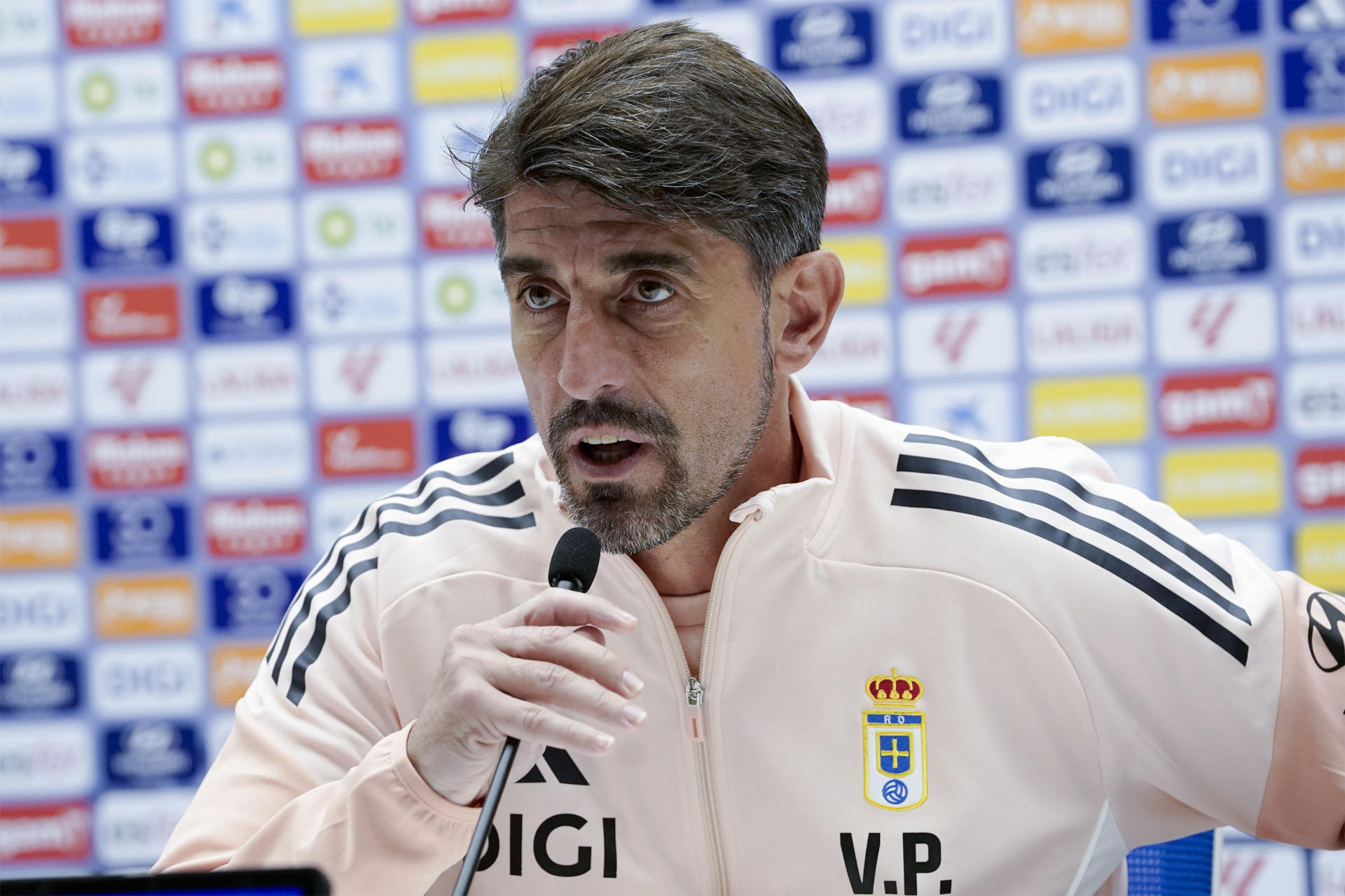 Foto de archivo del entrenador Del Real Oviedo, Veljko Paunovic, en una rueda de prensa. EFE/Paco Paredes