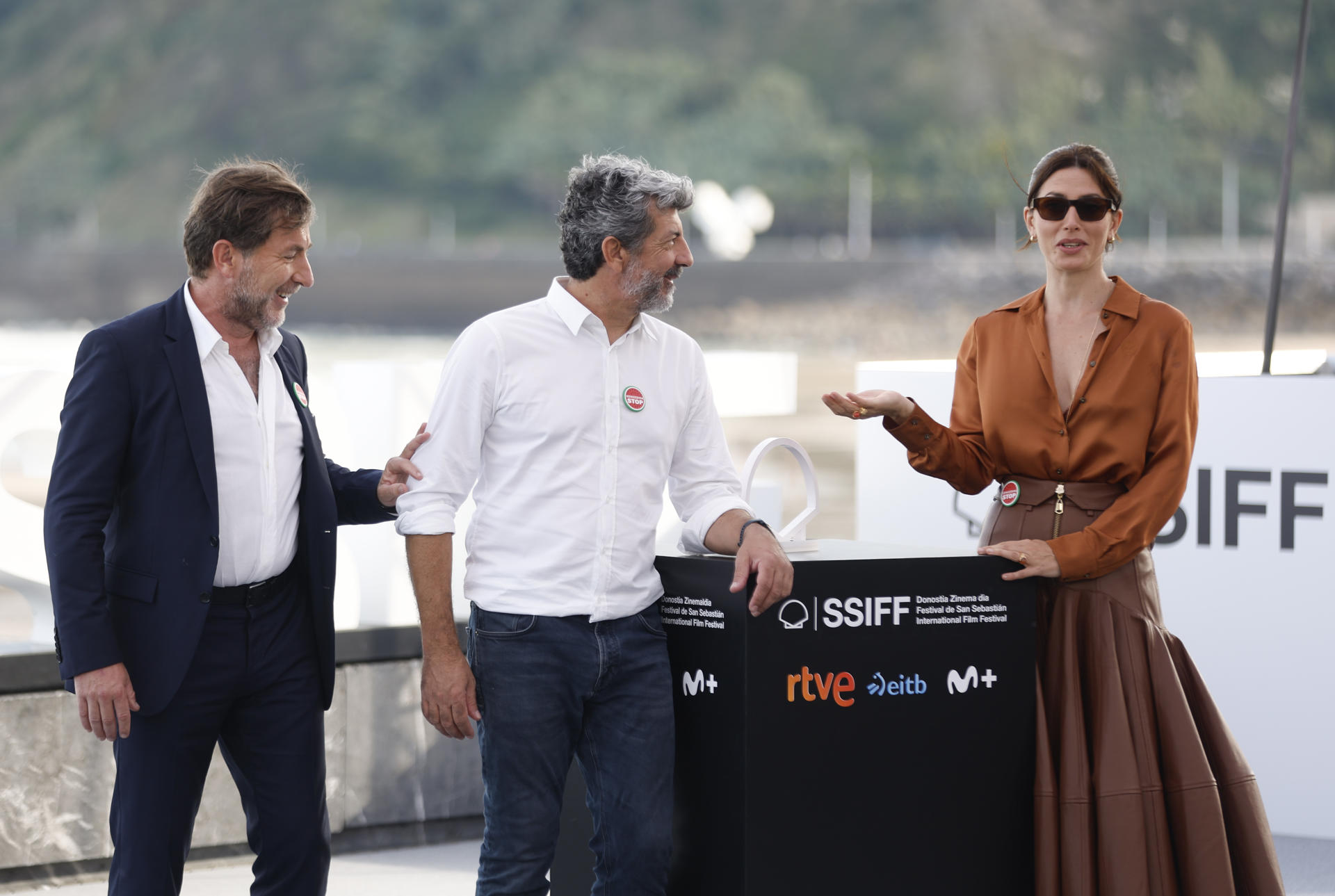 El realizador, Alberto Rodríguez (c), posa este sábado junto a los actores, Antonio de la Torre (i), y Bárbara Lennie (d), durante la presentación de su película 'Los Tigres', en la Sección Oficial de la 73 edición del Festival de cine de San Sebastián. EFE/Juan Herrero