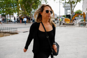 Cristina Álvarez, asesora de Begoña Gómez en Moncloa, llega a los juzgados de Plaza de Castilla en Madrid este miércoles. Begoña Gómez, mujer del presidente del Gobierno, está llamada a declarar este miércoles como investigada ante el juez Juan Carlos Peinado por presunta malversación en la contratación y funciones de Álvarez, quien también está citada por el mismo motivo. EFE/Daniel González