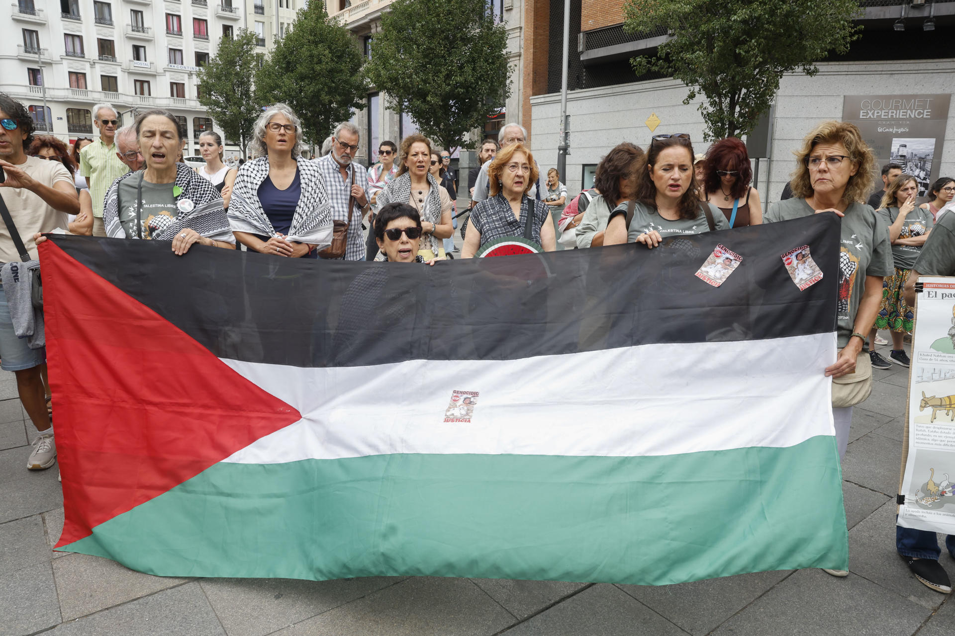 Los profesores de la Marea Palestina, que mantienen un encierro en el Círculo de Bellas Artes para reclamar el embargo de armas a Israel, van a "pasar lista" de forma simbólica a los 18.500 niños muertos en Gaza, cuyos nombres se leerán a lo largo del día como en un aula de colegio. EFE/ J.P. Gandul