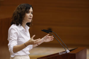 La presidenta de la Comunidad de Madrid, Isabel Díaz Ayuso, interviene durante la segunda sesión del debate del estado de la región en la Asamblea de Madrid este viernes.  EFE/ Sergio Pérez