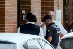 La Policía Nacional ha detenido a un hombre por la muerte de una mujer, cuyo cadáver ha sido hallado este domingo en el barrio de Valdezorras de Sevilla, un crimen que se investiga como un posible caso de violencia machista, según han informado a EFE fuentes cercanas a la investigación. EFE/ David Arjona
