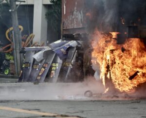 Enfrentamientos entre policías y manifestantes en Manila.
EFE/EPA/FRANCIS R. MALASIG