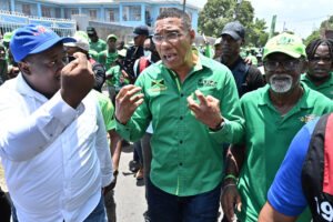 Fotografía de archivo en donde se ve al primer ministro de Jamaica , Andrew Holness (c), en Kingston (Jamaica). EFE/Rudolph Brown