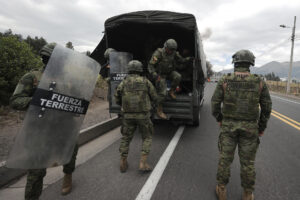 Foto de archivo de integrantes de las Fuerzas Armadas descienden de un vehículo después de una protesta en la avenida panamericana norte en Tabacundo (Ecuador). EFE/ José Jácome