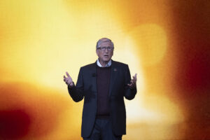 El magnate estadounidense Bill Gates, cofundador de Microsoft, habla durante los premios Goalkeeper 2025 este lunes, en Nueva York (Estados Unidos). EFE/Ángel Colmenares.