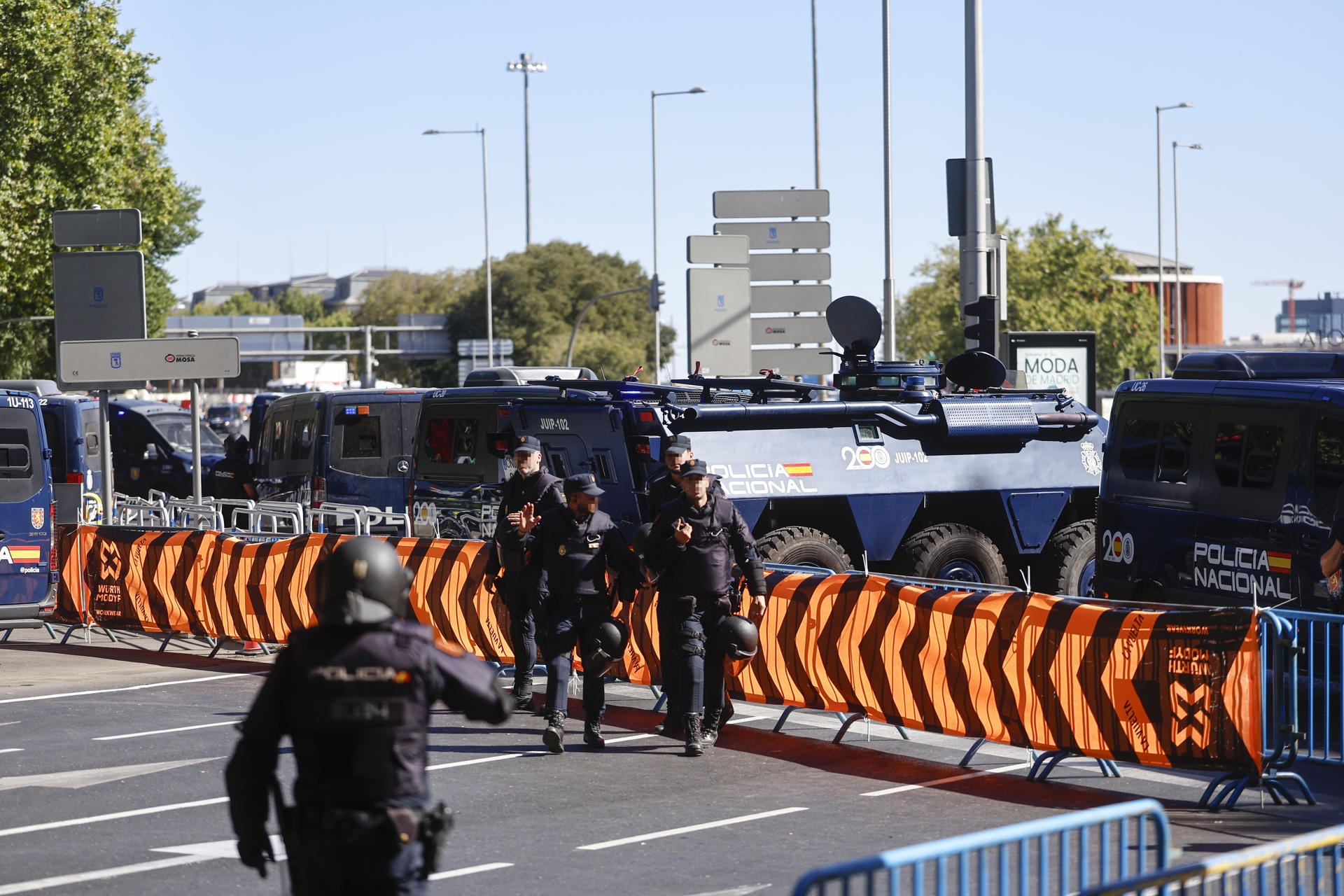 Agentes de la Policía Nacional junto a la Plaza del Emperador Carlos V de Madrid, vigilan el recorrido de la última etapa de la Vuelta a España que se disputa entre las localidades madrileñas de Alalpardo y Madrid, con un recorrido 103,6 Km.- EFE/ Rodrigo Jiménez
