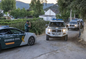 Un hombre ha muerto este miércoles por arma de fuego en Prado Negro, una pedanía de Huétor Santillán (Granada), ha informado a EFE la Guardia Civil, que trabaja para detener al autor del homicidio después de que se haya atrincherado en su vivienda con la mujer del fallecido. EFE/Miguel Ángel Molina